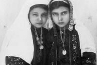 طفلتان ترتديان الرداء الفلسطيني عام 1920 
