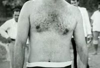 يظهر في الصورة الرئيس العراقي الراحل صدام حسين أثناء ارتدائه ملابس السباحة 
