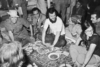 الصورة لمعمر القذافي في شبابه في المدينة الليبية طرابلس أثناء مزاحه مع مجموعة من الشباب البريطانيين، يعود تاريخ الصورة لعام 1973 
