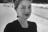 كاميليا، توفيت في حادث طائرة كانت متجهة إلى إيطاليا في أغسطس 1950 عن عمر 31 عام، تعد أحد أشهر نجمات الأربعينيات في مصر حيث قدمت للسينما 4 أفلام صنعت شهرتها ونجوميتها وأصبحت الفنانة الأعلى أجرًا في مصر