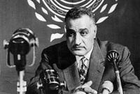 جمال عبد الناصر، تُوفي في سبتمبر 1970 إثر إصابته بأزمة قلبية، شيعت جنازة عبد الناصر بعد ثلاثة أيام من وفاته، وحضرها أكثر من 4 ملايين شخص، كما تابع الجنازة عبر التلفزيون أكثر من 350 مليون شخص حول العالم
