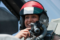 مريم المنصوري.. هي أول امرأة إماراتية تقود طائرة حربية مقاتلة بسلاح الطيران، لتبدأ أهم رحلاتها الدولية بتوجيه ضربات جوية ضد تنظيم "داعش" فى سوريا