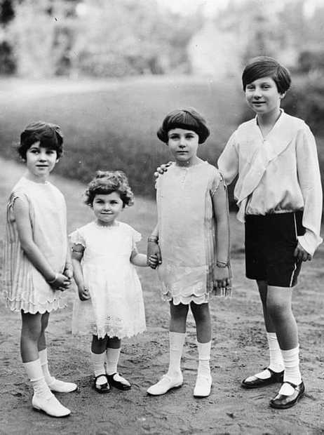 الأميرة فتحية ولدت في 17 ديسمبر 1930، وهي الابنة الصغرى للملك فؤاد الأول والملكة نازلي صبري، وأخت الملك فاروق الأول