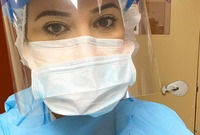 جهود الطبيبة المصرية تمثلت في مكافحة تفشي فيروس كورونا دون استراحة حيث تعمل لأكثر من 14 ساعة يوميًا في مستشفى بروكدال في نيويورك 
