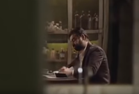 في هذا المشهد يظهر كريم عبد العزيز وهو يكتب بيده اليسرى
