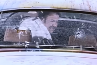 وفي فيلم غبي منه فيه، هناك خطأ في مشهد المطاردة، حيث في اللقطة الأول يظهر زجاج السيارة مهشم بعد إطلاق الرصاص عليه


