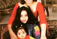 روجينا مع ابنتيها في مرحلة الطفولة