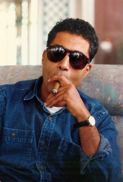 أحمد زكي عرف عنه أن السيجارة لا تفارق شفتيه حتى أصيب بسرطان الرئة وتراكم المياه عليها