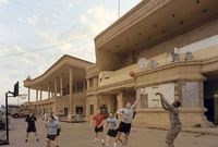 الجنود الأمريكيون يلعبون كرة سلة داخل أحد قصور صدام 