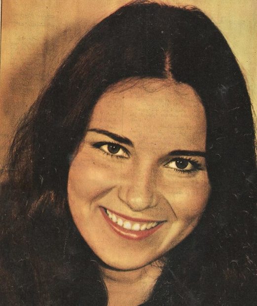 ولدت نورا في الـ 18 من يونيو عام 1954 بالقاهرة تحت اسم علوية مصطفى 
