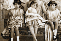 الملكة مازلي مع أولادها 