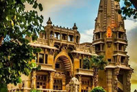 واستلهم بناء القصر من معبد «أنكور وات» في كمبوديا، ومعابد أوريسا الهندوسية
