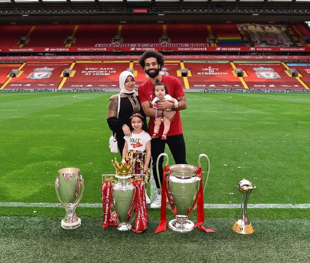 ظهرت الابنة الثانية لمحمد صلاح "كيان" مع أسرتها وشقيقتها مكة خلال احتفال والدهم بفوزه بلقب الدوري الإنجليزي لهذا العام