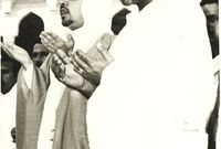 السلطان قابوس سلطان عمان السابق بملابس الإحرام في شبابه
