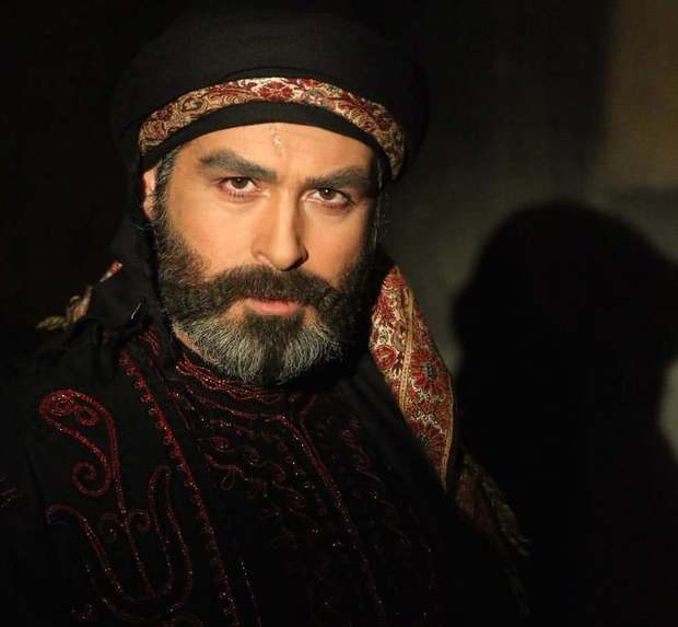 محمود نصر من مواليد عام 1983، وولد في دمشق بسوريا، برزت موهبته عندما كان في المدرسة وشارك حينها في عدة اعمال مسرحية
