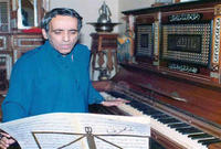 ظهر في البداية كمغني حيث سجل 4 أغاني بالإذاعة المصرية قبل أن يثرر الاتجاه للتلحين
