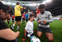 ظهر النجم المصري محمد صلاح، لاعب ليفربول الإنجليزي، في لقطة إنسانية رائعة مع أحد الأطفال من ذوي الاحتياجات الخاصة، قبل مباراة السوبر الأوروبي بتركيا
