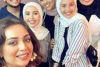 جيهان نصر مع أبنائها خلال العرض الخاص لمسرحية «الملك لير» برفقة الفنانة هبة مجدي
