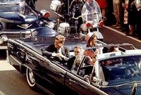 تم اغتيال الرئيس الأمريكي عام 1963 من قبل شخص يُدعى " هارفي أوسولد" أثناء استقلاله سيارة مكشوفة في أحد المواكب برفقة زوجته بوسط مدينة دالاس

