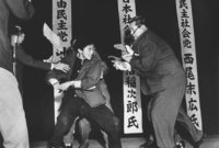 تم اغتيال رئيس الحزب الإشتراكي الياباني عام 1960 أثناء إلقاءه لخطاب تليفزيوني ضمن الحملة الانتخابية لحزبه، على يد متطرف يميني قام بطعنه حتى لفظ أنفاسه الأخيرة

