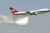 شركة "كولورادو سبرينغس" المالكة الجديدة للطائرة، وقعت عقداً مع "خدمة الغابات" الأميركية، لاستخدام الطائرة في كل مرة يشب فيها حريق أمريكي.