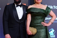 عبير صبري بفستان أخضر بسيط مع زوجها