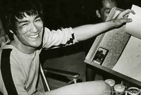 قرر "بروس لي" أن يمضي في طريق السينما بدلًا من تعليم فنون القتال، وبعد العديد من التجارب بحلول نهاية عام 1972، أصبح نجمًا سينمائيًا كبيرًا في آسيا، ثم شارك في إطلاق شركته الخاصة للإنتاج السينمائي
