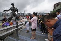 لقطات مختلفة من تمثاله الشهير في "هونج كونج" وزيارات محبيه

