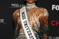 زوزيبيني تونزي، حاملة لقب ملكة جمال جنوب إفريقيا وملكة جمال الكون لعام 2019 وهي تبلغ 27 عامًا 
