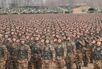 وحل الجيش الصيني في المركز الثالث بامتلاكه القوات البرية الأكثر في العالم بأكثر من 2.1 مليون جندي ، ومئات الألوف من جنود الاحتياط قابلة للزيادة إلى أرقام بالملايين في حالة الحرب أو الطوارئ العسكرية
