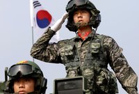 وانضم الجيش الكوري الجنوبي هذا العام لقائمة أقوى 10 جيوش في العالم بعدد أفراد يتخطى النصف مليون جندي
