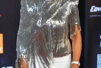لاقت المخرجة إيناس الدغيدي انتقادات واسعة لإطلالتها الغريبة بمهرجان الجونة السينمائي، فقد ظهرت مرتدية فستانا باللون الفضي اللامع بالشراشيب 
