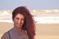 أول فنانة مصرية أعلنت إصابتها بفيروس كورونا هي الفنانة رولا محمود ولكنها تعافت منه
