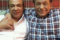 الفنان هادي الجيار مع الفنان عادل إمام 