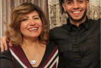 مينا مسعود مع أمه 
