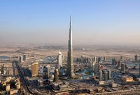 يعتبر برج خليفة أطول مدينة عمودية في العالم إذ يتواجد به 10 آلاف شخص بأي وقت موزعون على 180 طابق