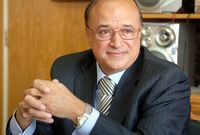 ابنه الوحيد هو الدكتور السفير محمود كارم محمود أحد الوجوه المُشرفة في الخارجية المصرية
