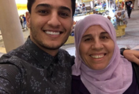 محمد عساف مع والدته
