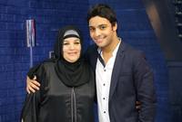 الفنان أحمد جمال مع والدته
