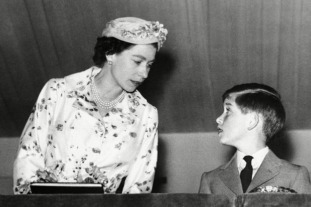 ولد الأمير تشارلز عام 1948 في قصر باكنجهام الملكي كأكبر أبناء الأمير فيليب ووريثة العريش البريطاني آنذاك الأميرة إليزابيث والتي أصبحت ملكة على بريطانيا بعد ميلاده بأربعة أعوام عام 1952