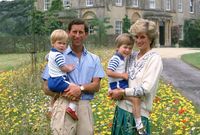 صورة للأمير تشارلز والأميرة ديانا مع الأمير ويليام والأمير هاري في طفولتهما