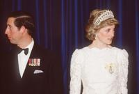 اعترف الأمير تشارلز بخيانته للأميرة ديانا وخيانته لها مع كاميلا عام 1994 في حدث هز الرأي العام البريطاني وتزامن في نفس الوقت طلاق كاميلا من زوجها عام 1995