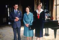 لقيت الأميرة ديانا في العالم التالي مصرعها عام 1997 في حادث سيارة مروع في باريس ليصبح الأمير تشارلز مسئولًا في نظر الشعب البريطاني عن وفاتها بشكل غير مباشر