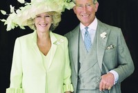 رضخت الملكة إليزابيث في النهاية لرغبات ابنها الأمير تشارلز حتى وافقت على زواجهما عام 2005 بعد قصة حب طويلة