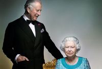 ويصف الكثيرون علاقة الأمير تشارلز بوالدته الملكة إليزابيث بالمضطربة حيث رغم كونه ولي العهد لكنها لم تمنحه ظهورًا كبيرًا في الحياة السياسية البريطانية طيلة تلك العقود