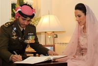في عام 2012 أعلن الأمير حمزة خطبته من كابتن طيار تحمل الجنسية الكندية والأردنية تدعى بسمة، عقدا قرانهما في نفس العام وأنجبا 3 فتيات
