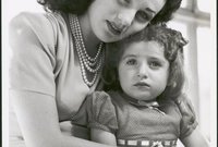 أنجبت عام 1940 ابنتها الوحيدة منه الأميرة شاهيناز بهلوي