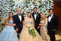 ظهرت ملك في حفل الزفاف بإطلالتين من تصميم مصممة الأزياء سماح زهران، الأولى فستان طويل منفوش باللون الأزرق السماوي، والثانية فستان أحمر ضيق