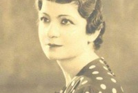 بدأت التمثيل عام 1917 وهي في الـ22 من عمرها وفي عام 1926 نالت الجائزة الأولى بتفوق في التمثيل الدرامي وتفوقت في المسرحيات الناطقة بالفصحى