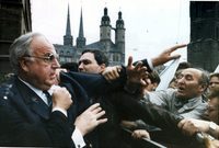 قام متظاهرون ألمان بإلقاء البيض النيء على المستشار الألماني السابق «هيلموت كول» عام 1991 اعتراضًا على سياسته لتغرق بدلته الثمينة بالبيض

